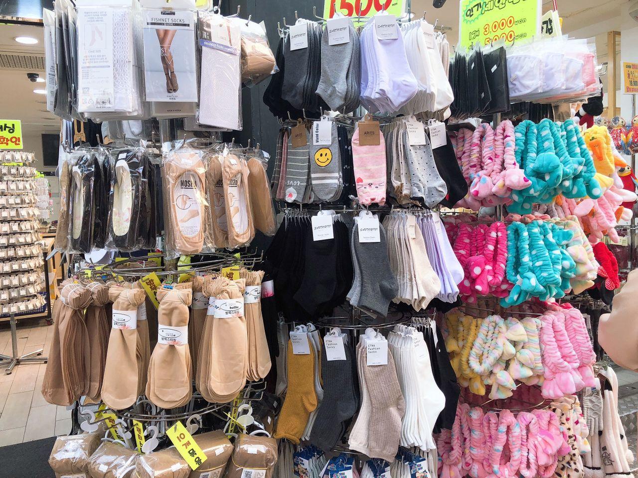 多款低价袜子陈列于釜山西面购物商圈的商店里。